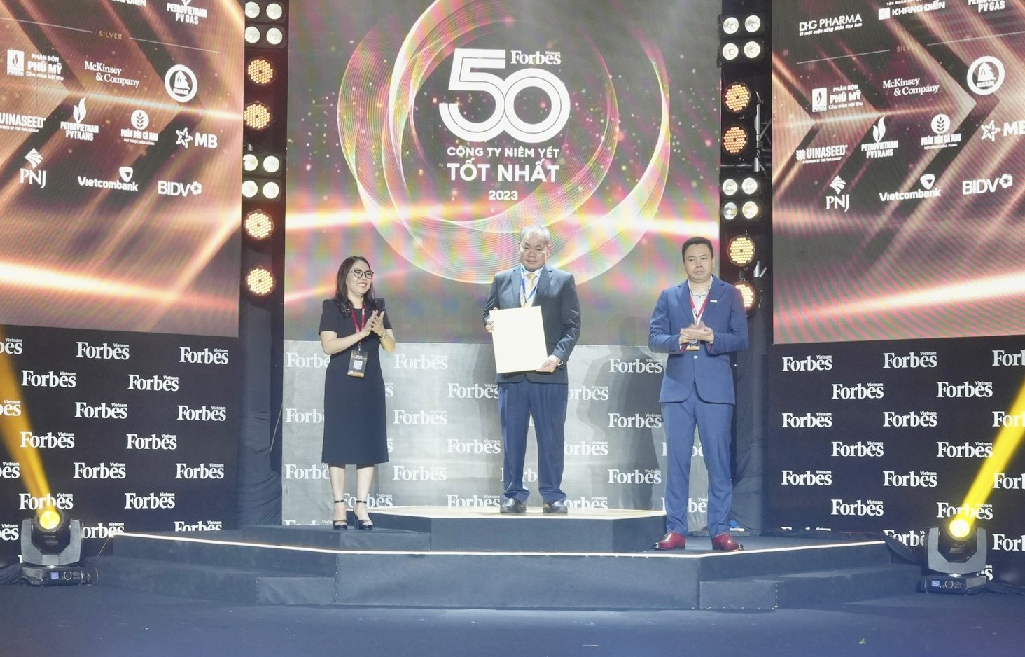 Ông Quảng Văn Viết Cương – Phó Tổng Giám đốc Tổng công ty Becamex IDC nhận cúp và chứng nhận TOP 50 công ty niêm yết tốt nhất Việt Nam năm 2023