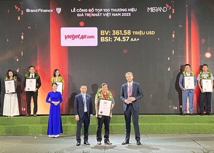 Ông Nguyễn Đức Thịnh, Phó tổng giám đốc Vietjet nhận chứng nhận thương hiệu giá trị nhất Việt Nam 2023.