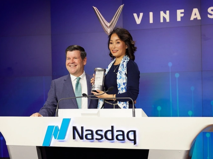 CEO VinFast Lê Thị Thu Thủy và Phó chủ tịch Nasdaq Bob MaCooey tại lễ rung chuông niêm yết cổ phiếu VFS trên sàn Nasdaq tối 15/8.