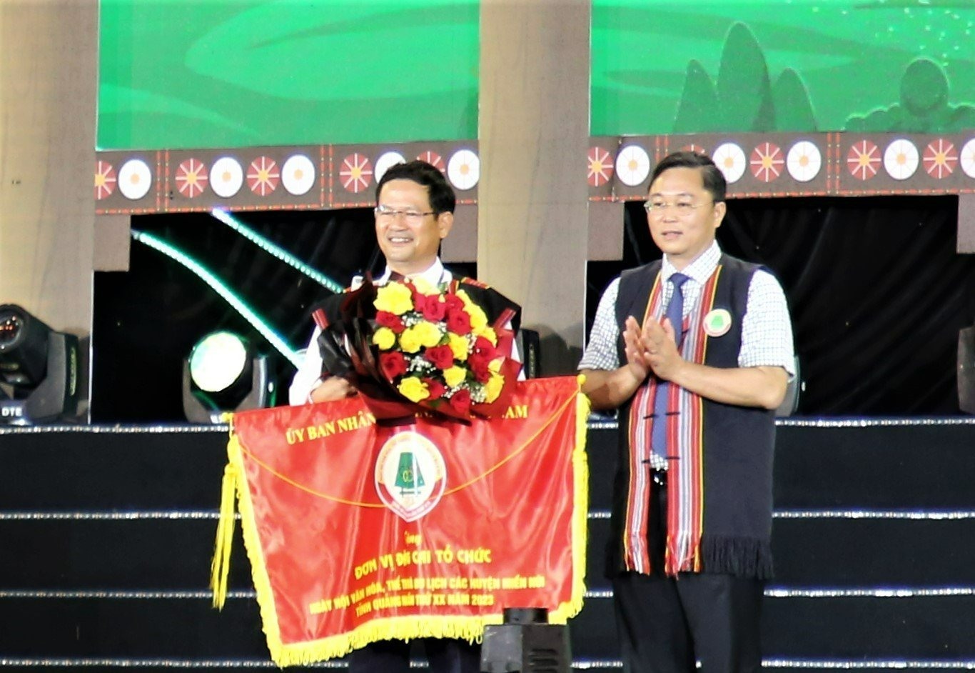 Chủ tịch UBND tỉnh Quảng Nam, Lê Trí Thanh trao cờ thi đua cho đơn vị đăng cai