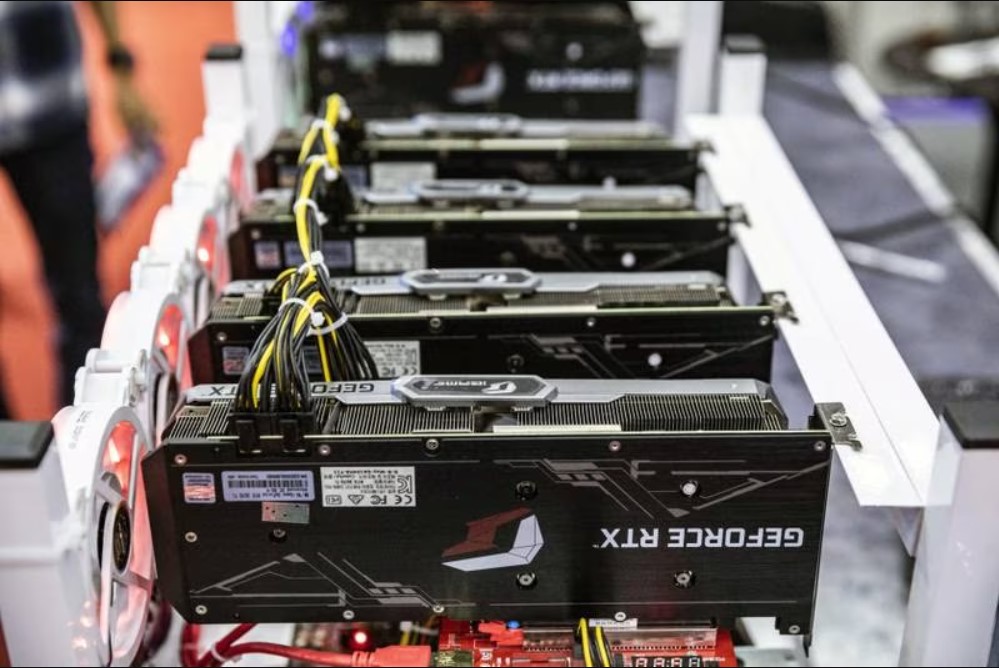 GeForce RTX của Nvidia, GPU đầu tiên có khả năng dò tia, một kỹ thuật kết xuất mô phỏng hành vi vật lý của ánh sáng. Bloomberg