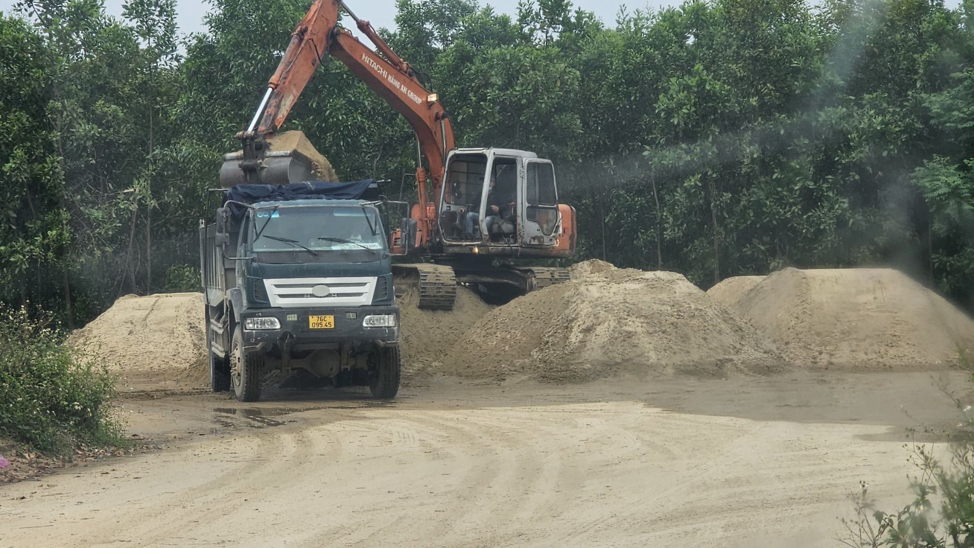 Hoạt động khai thác cát lậu diễn ra công khai trên sông Trà Khúc đoạn qua khu vực giáp trung tâm huyện lỵ Sơn Tịnh và TP Quảng Ngãi