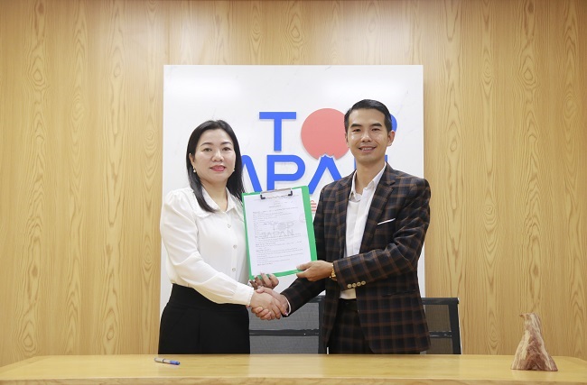 Ông Lương Trí Mão - TGĐ Top - Japan ký hợp đồng cung cấp máy lọc nước tạo ion kiềm cho đại lý tỉnh Thanh Hóa