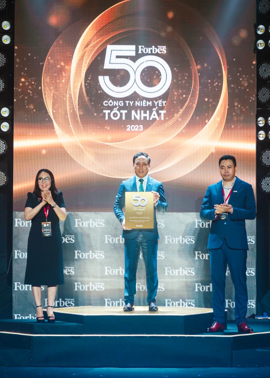 Representative of BIDV received the award of Top 50 best-listed companies in Vietnam.