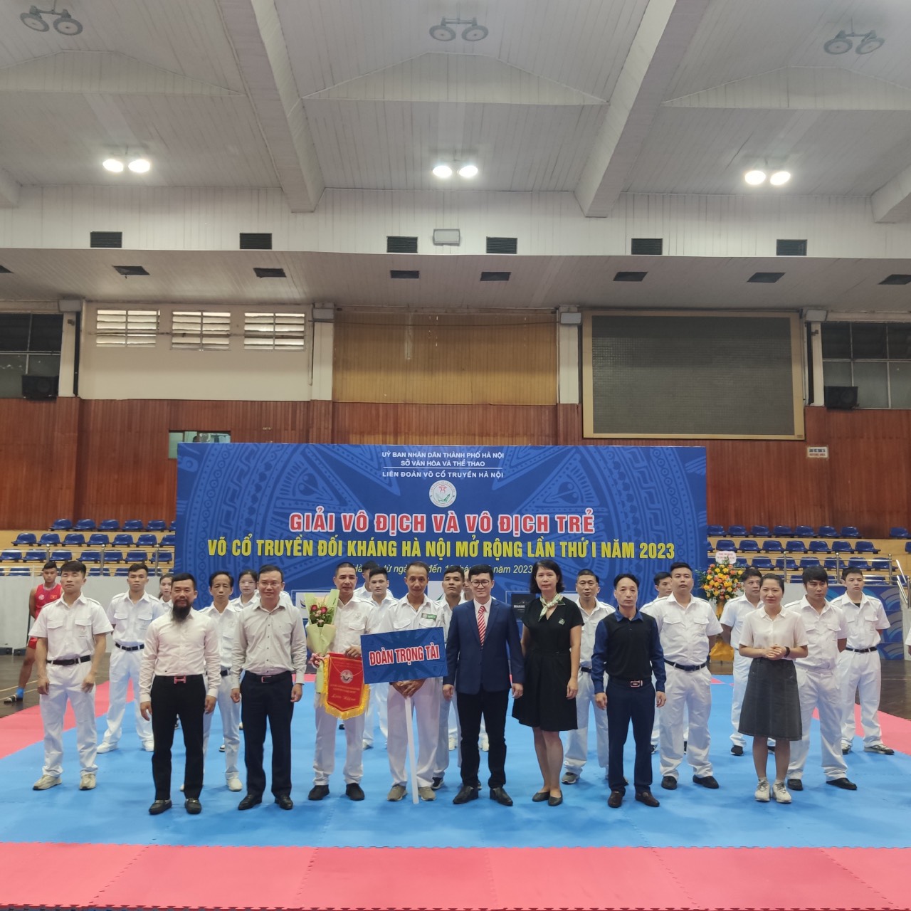 Đoàn trọng tài cùng Lãnh đạo Liên đoàn Giải vô địch trẻ Võ Cổ truyền Hà Nội