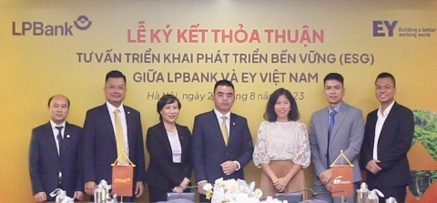 LPBank signed a contract with EY Vietnam to develop a roadmap for sustainable development.