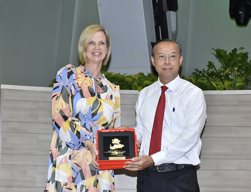 Ông Nguyễn Văn Thọ, Chủ tịch UBND tỉnh tặng quà lưu niệm cho bà Angie Stephen, Giám đốc Điều hành khu vực châu Á - Thái Bình Dương kiêm Phó Chủ tịch Tập đoàn Royal Caribbean International