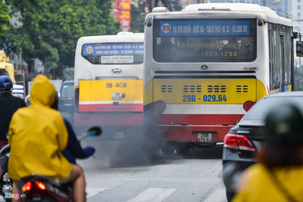 There are a total of 2,279 buses in the city, most of which still use traditional energy.