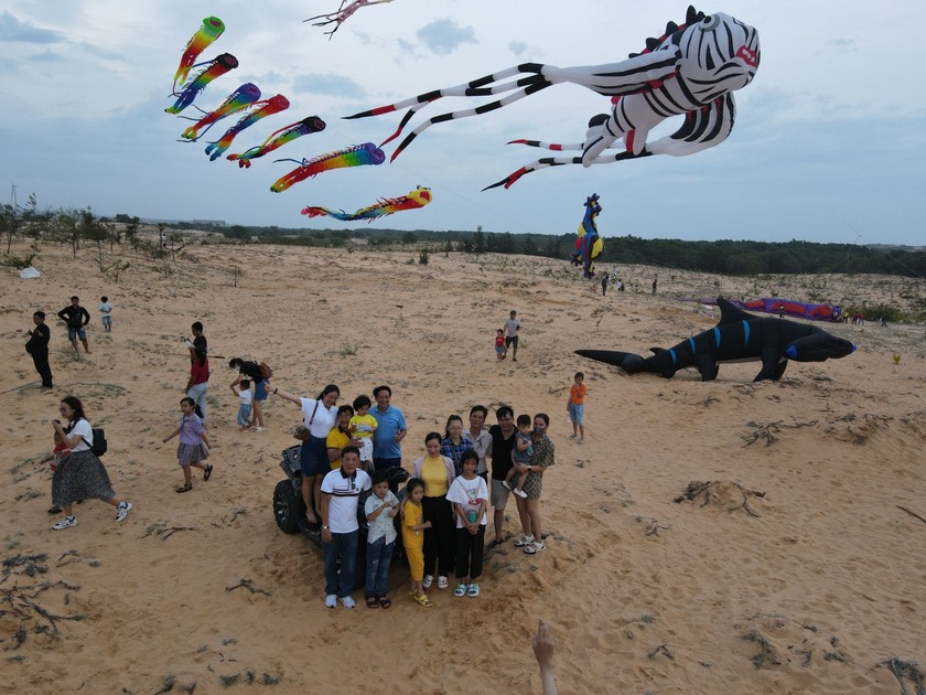 “Tiểu sa mạc” Bàu Trắng thuộc tỉnh  Bình Thuận, một nơi được thiên nhiên ưu đãi có những đồi cát lớn, nằm lọt giữa thiên nhiên hoang sơ, kỳ vĩ, thanh bình