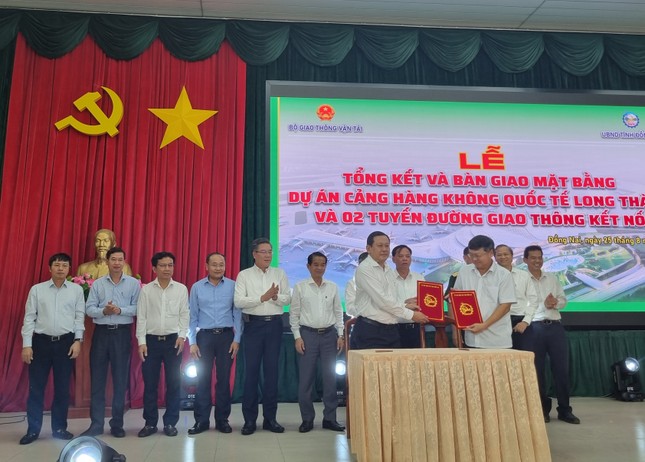 ại diện UBND tỉnh Đồng Nai ký biên bản bàn giao mặt bằng sân bay Long Thành cho lãnh đạo Cảng vụ Hàng không miền Nam