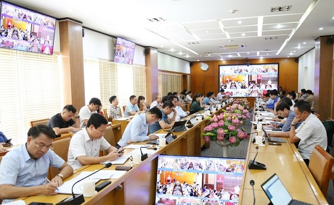 Các huyện, thị xã, thành phố dự họp qua cầu truyền hình trực tuyến.