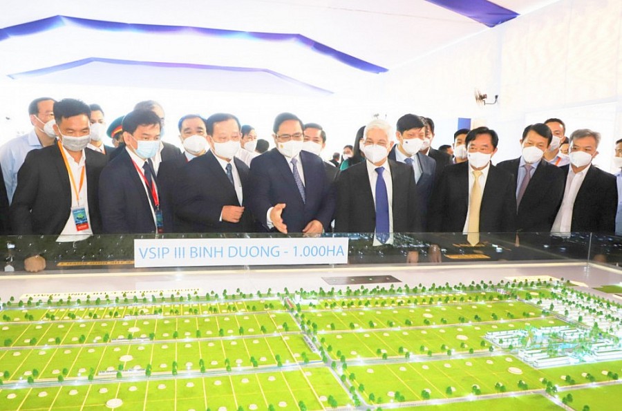 Thủ tướng Chính phủ Phạm Minh Chính, lãnh đạo tỉnh Bình Dương và các đại biểu tham quan mô hình Khu công nghiệp Việt Nam – Singapore III