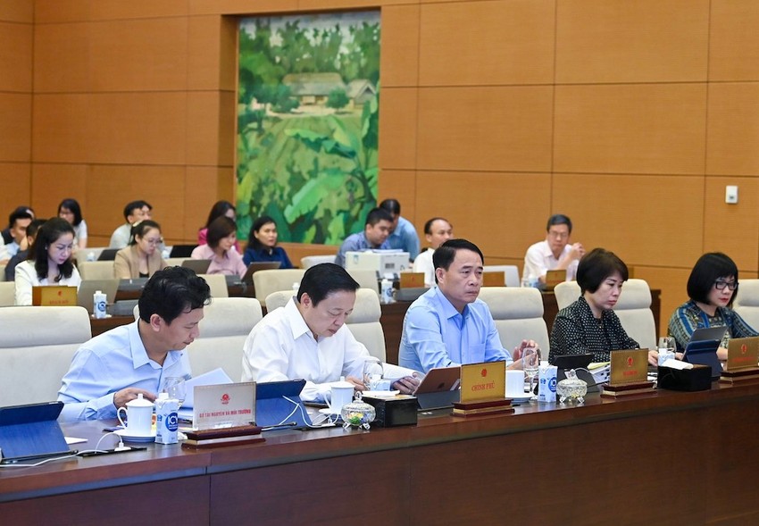 Đại diện Chính phủ tham dự phiên họp của Ủy ban Thường vụ Quốc hội.
