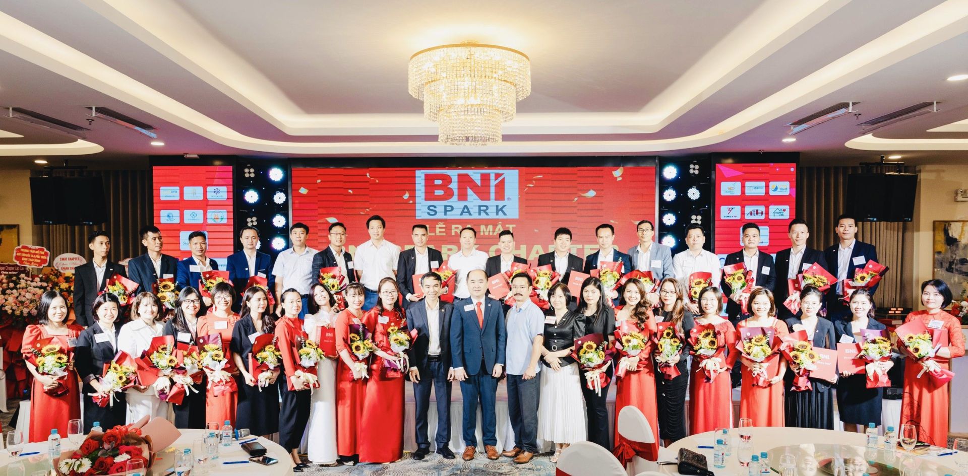 Chủ tịch BNI Việt Nam ông Hồ Quang Minh (ở chính giữa hàng đầu tiên) cùng các Thành viên BNI SPARK tại buổi ra mắt