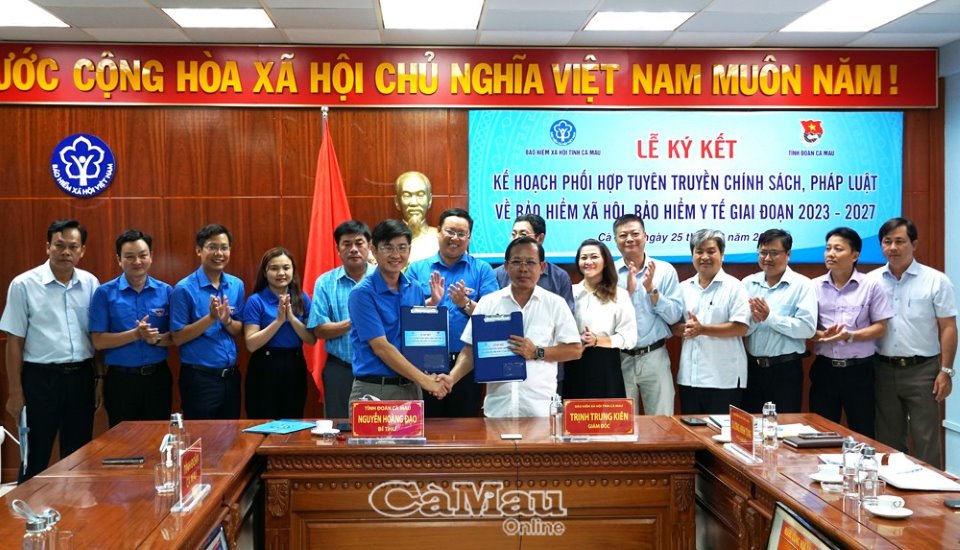Bí thư Tỉnh đoàn Nguyễn Hoàng Đạo và Giám đốc BHXH tỉnh Trịnh Trung Kiên đại diện ký kết kế hoạch phối hợp giữa hai đơn vị.