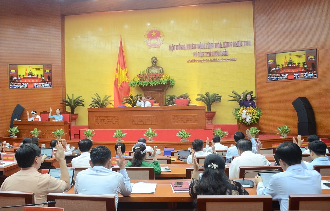 Các đại biểu HĐND tỉnh Hòa Bình biểu quyết thông qua nghị quyết tại Kỳ họp