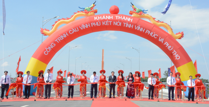 Các đại biểu cắt băng khánh thành cầu Vĩnh Phú