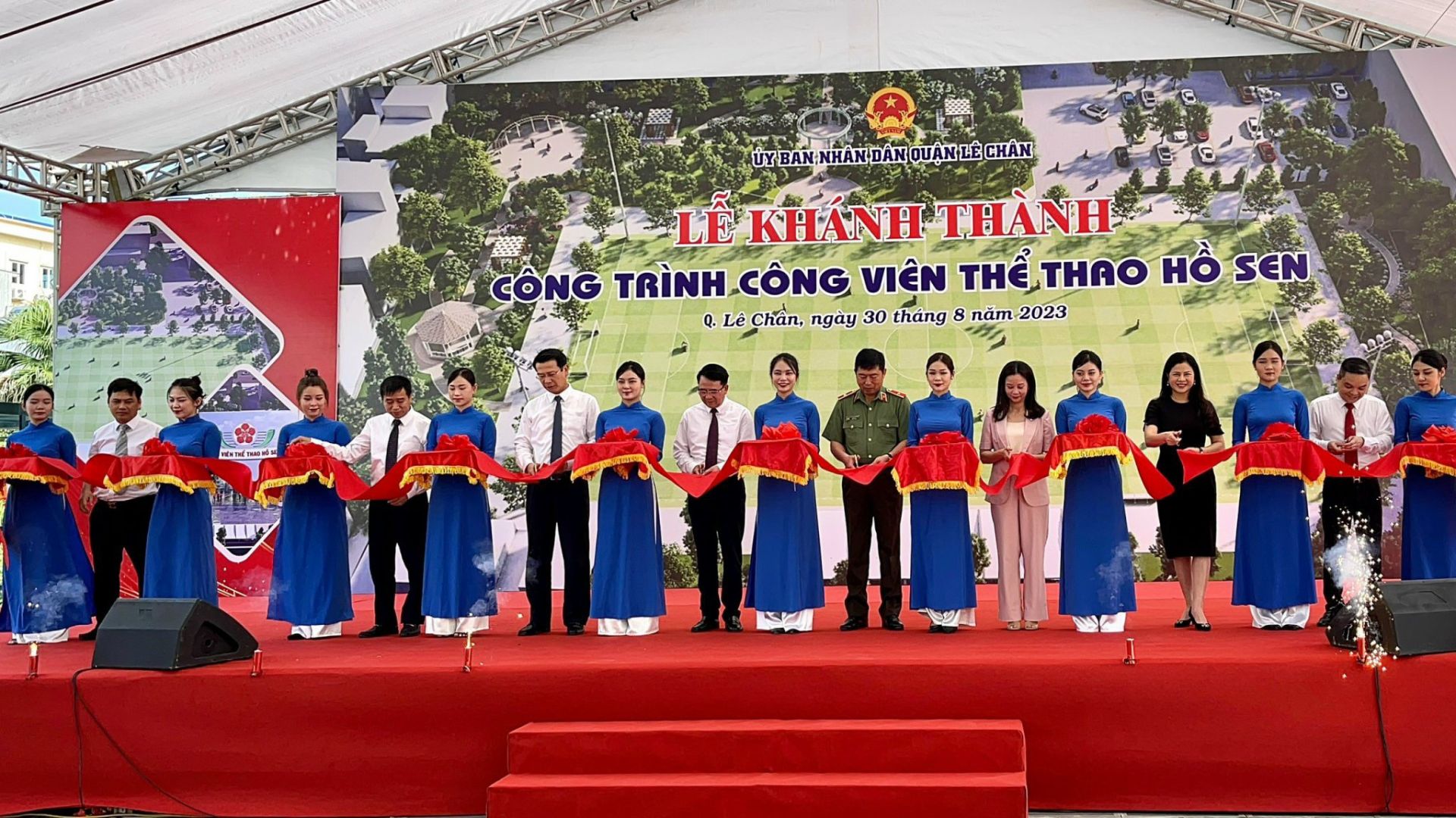 Lãnh đạo thành phố và quận Lê Chân cắt băng khánh thành Công viên Thể thao Hồ Sen.