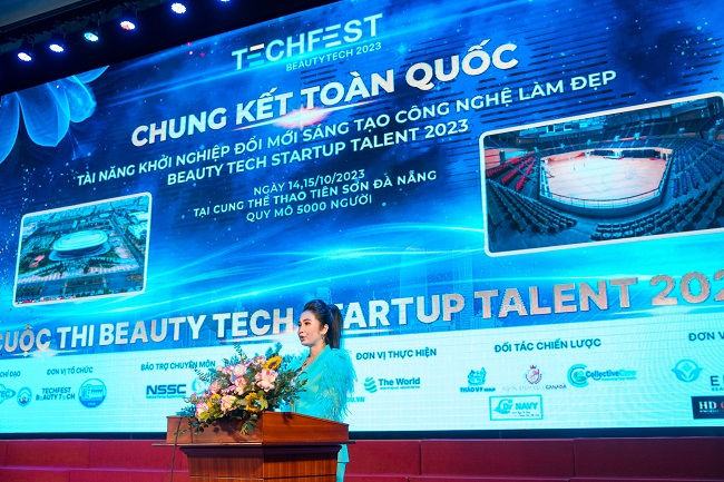 Bà Trần Thị Tuyết Giao đại diện Beauty Tech miền Bắc biểu khai mạc chương trình.