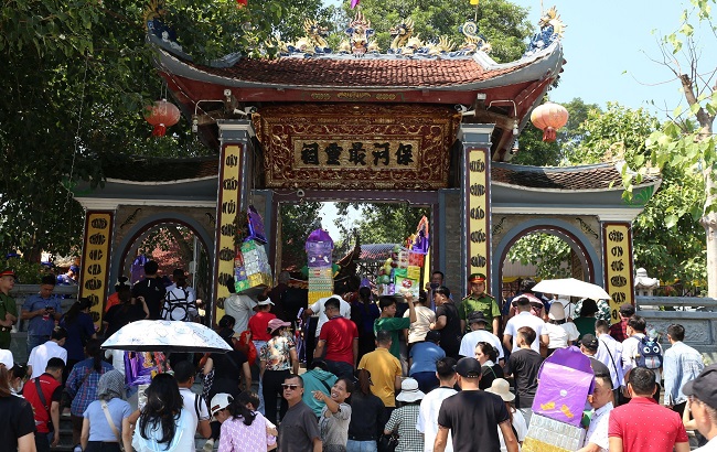 Lễ Hội đền Bảo Hà luôn thu hút đông đảo người dân địa phương và khách du lịch đến thăm quan và dâng lễ.