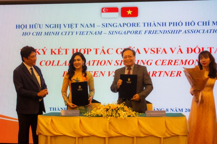 Bà Tuyết Lê CEO NTV cùng ông Tony Quang đại diên cho Indochina lên ký kết giao ước hợp tác cho tương lai.