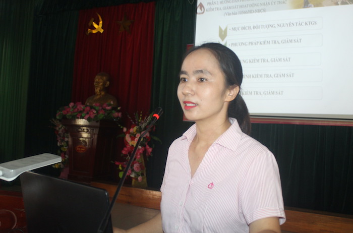 Bà Hồ Thị Thoa – Phó Giám đốc Ngân hàng CSXH huyện Quỳnh Lưu truyền đạt một số nội dung liên quan đến tín dụng chính sách ưu đãi tại buổi tập huấn