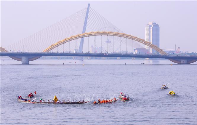 Các thuyền đua nữ tranh tài trên sông Hàn.