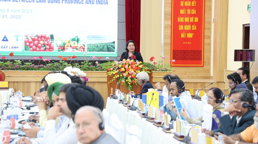Ms. Nguyen Thi Thu Hien - Vice President of Lam Dong Provincial Business Association informed about Lam Dong's strengths.
