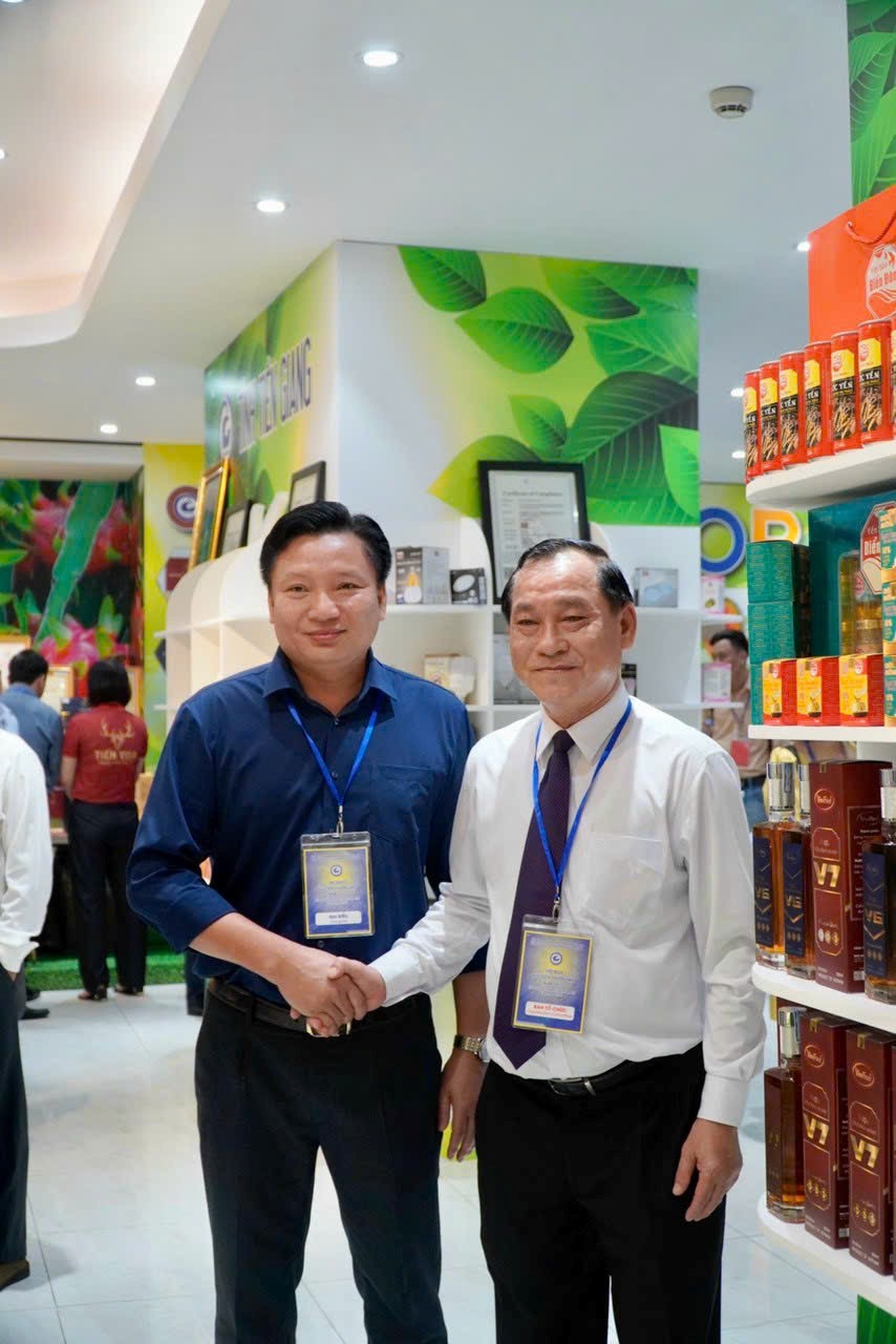 Chairman of Tien Giang Provincial People's Committee Nguyen Van Vinh and Mr. Phan The Phuong, Chairman of the Board of Directors of Viet My Affiliated Company attended the conference.