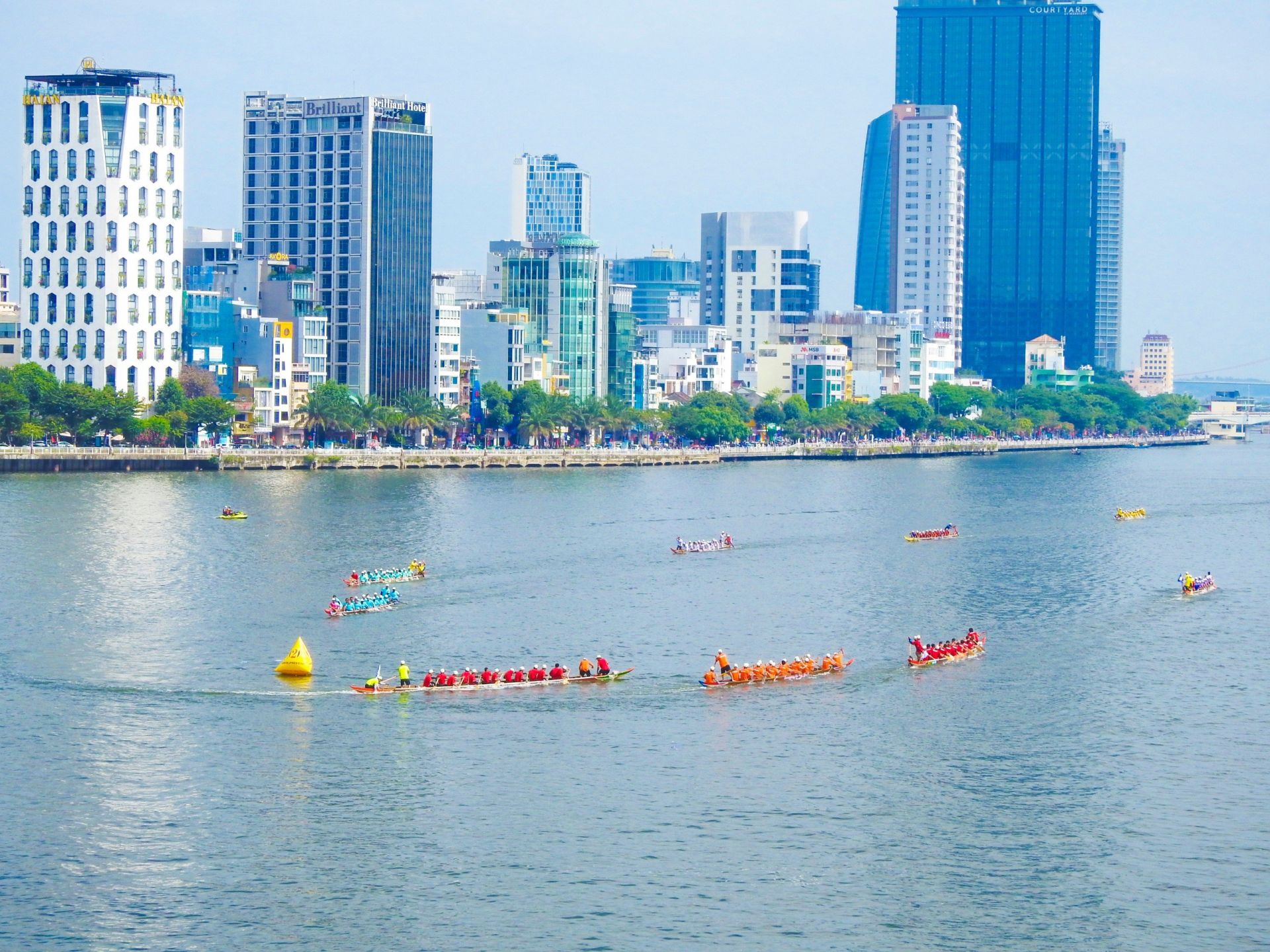 Giải đua thuyền truyền thống trở lại trên sông Hàn Đà Nẵng sau 6 năm gián đoạn. Ảnh: Thanh Tùng.