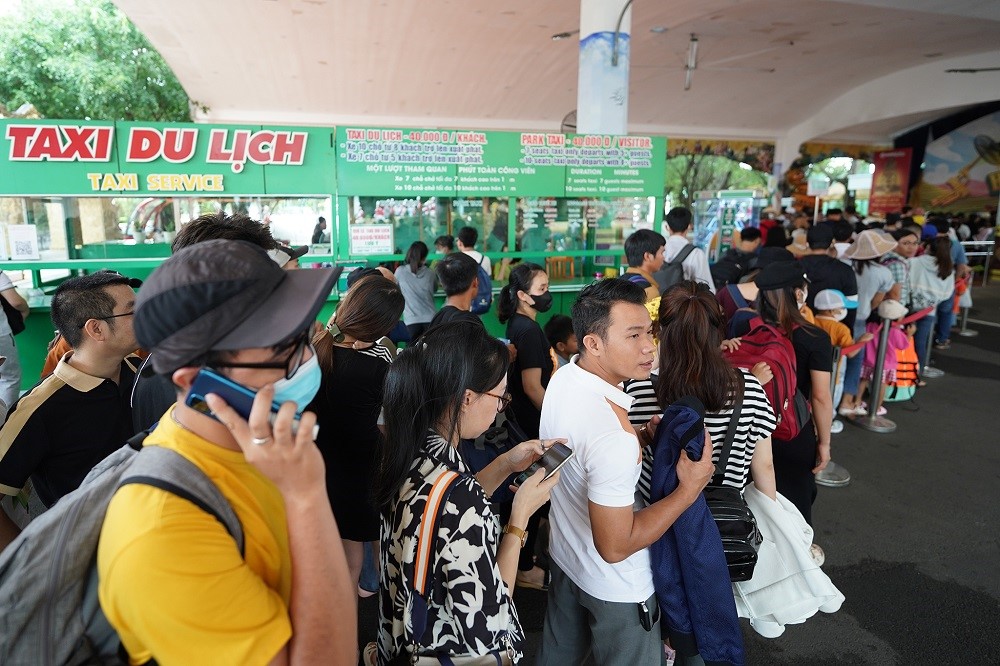 Visitors from 6 a.m. from neighboring provinces flocked to Suoi Tien.