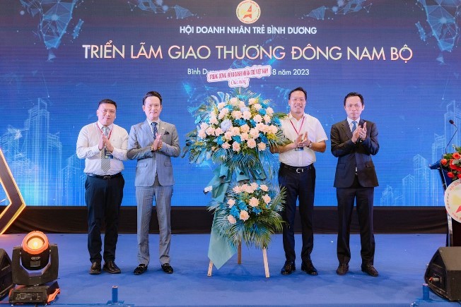 (From the left to the right:) Mr. Le Bach Long is the Chairman of the Dong Nai Young Entrepreneurs Association, Mr. Dang Hong Anh is the Chairman of the Vietnam Young Entrepreneurs Association, Mr. Luu Cong Thanh is the Club President and Chairman of the Quang Ninh Provincial Young Entrepreneurs Association, and Mr. Huynh Tran Phi Long is the Chairman of the Binh Duong Young Entrepreneurs Association.