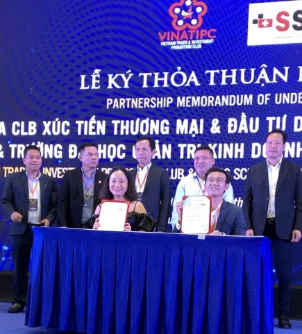 Signed between Mr. Trung Pham, Chief Representative of the Swiss University of Business Administration - SSBM in Vietnam, and Ms. Pham Minh Phuong - Vice President of Vietnam Young Entrepreneurs Investment and Trade Promotion Club.