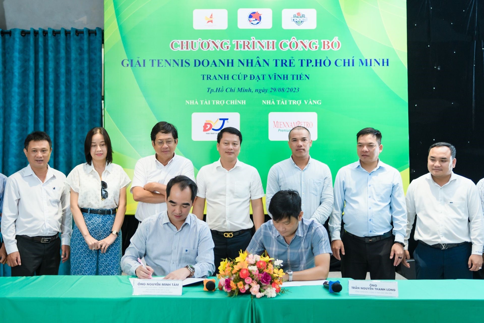 City Young Entrepreneurs Association. HCM signed a sponsorship cooperation agreement with Dat Vinh Tien Company Limited - the main sponsor of the tournament.
