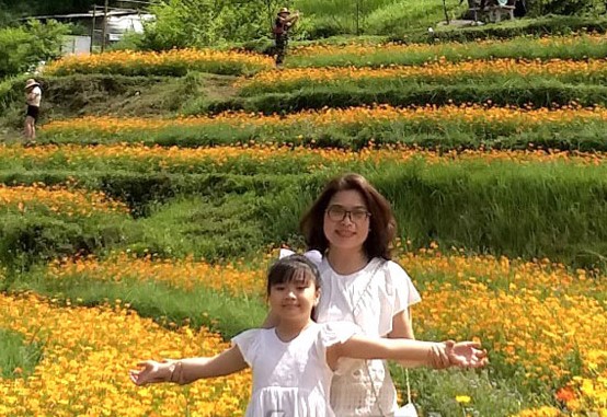 Cánh đồng hoa xóm Mừng, xã Hợp Phong (Cao Phong) thu hút du khách đến tham quan, trải nghiệm.