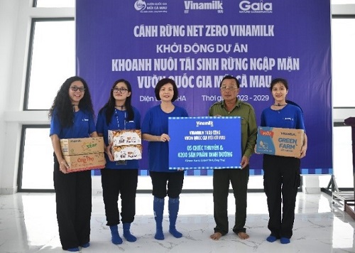 Bà Bùi Thị Hương (thứ ba từ trái qua), Giám đốc điều hành Vinamilk, đại diện trao tặng 05 chiếc thuyền và 4.200 sản phẩm dinh dưỡng cho đại diện Vườn quốc gia Mũi Cà Mau
