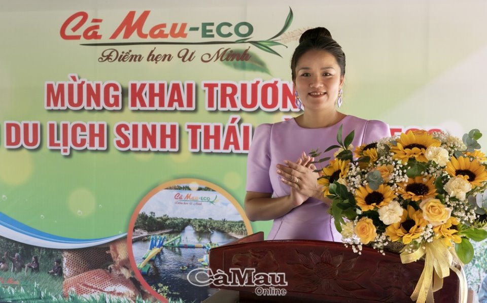 Phát biểu tại lễ khai trương, bà Ngô Huỳnh Trang, Giám đốc Cty TNHH Du lịch sinh thái Cà Mau (Cà Mau- ECO) chia sẻ về tâm huyết đầu tư xây dựng khu du lịch Làng rừng Cà Mau - ECO.