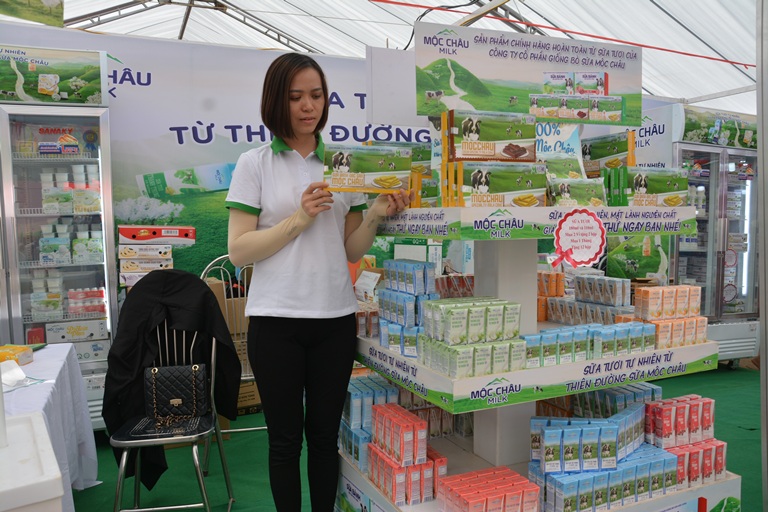Ảnh minh họaCty CP Bò sữa Mộc Châu trưng bày giới thiệu sản phẩm Sữa tươi Mộc Châu MILK, Sữa chua Mộc Châu MILK sản phẩm đạt thương hiệu Quuoosc gia Việt Nam 2022.