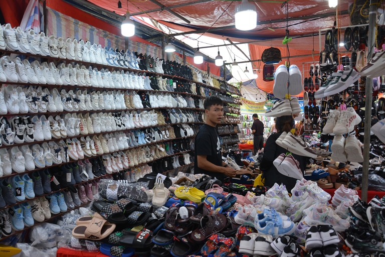 Ảnh minh họaCùng với sản phẩm quần áo, gian hàng giày dép chiếm số lượng lớn tại hội chợ.