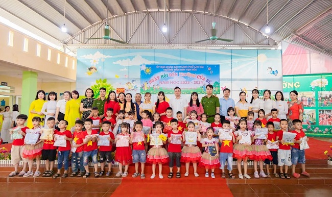 Cô và trò trường Mầm non Vạn Hòa, Thành phố Lào Cai, tỉnh Lào Cai cùng các đại biểu nhân ngày Khai giảng năm học mới