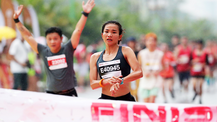 Nguyễn Thị Oanh vô địch Hà Nội Marathon Techcombank mùa đầu tiên năm 2022. Ảnh: BTC