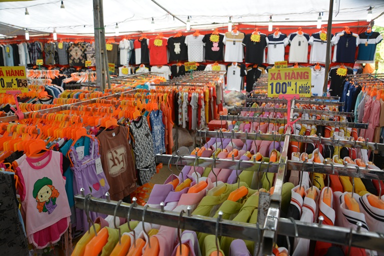 Mặt hàng quần áo chiếm phần lớn các mặt hành tại hội chợ