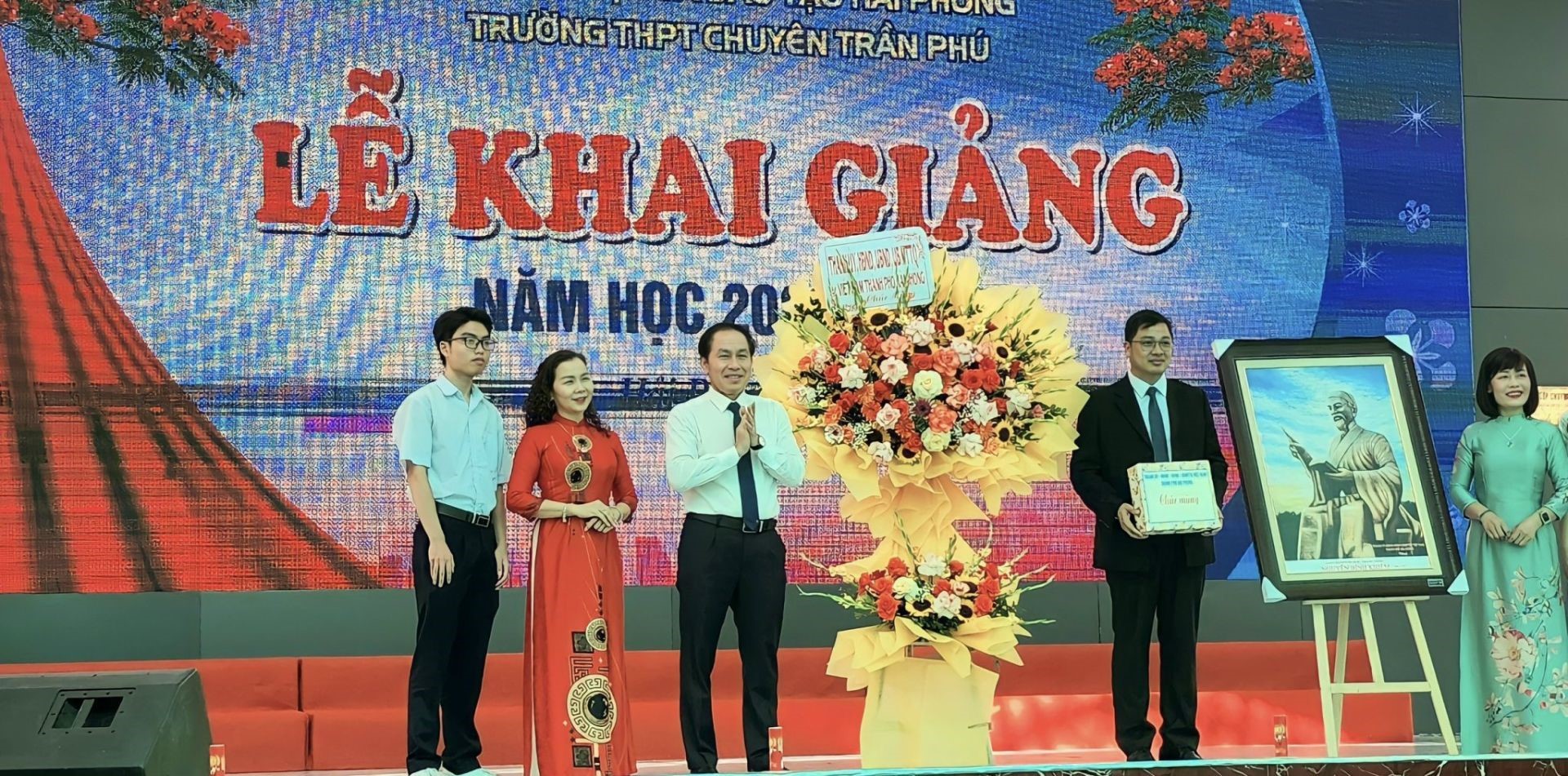 The Secretary of the HP City Party Committee gave flowers and gifts from the city to encourage teachers and students of Tran Phu High School to forever promote the fine tradition of being proud to be the leader in education in the city.