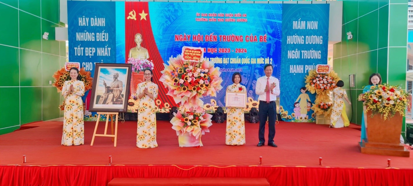 Permanent Vice Chairman of the City Le Anh Quan attended the opening ceremony of Huong Duong Kindergarten meeting national level 2 standards