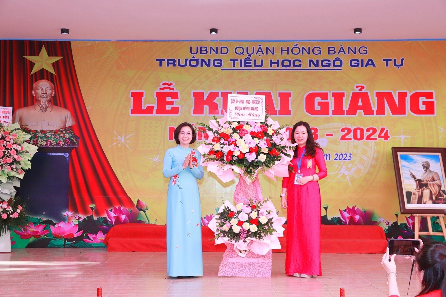 The representative of Hong Bang District People's Committee sent fresh flowers with wishes to teachers and students of Ngo Gia Tu school for a new school year with bumper results.
