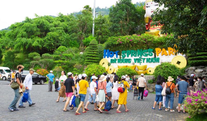 Công viên suối khoáng nóng Núi Thần Tài khoảng 20.000 lượt