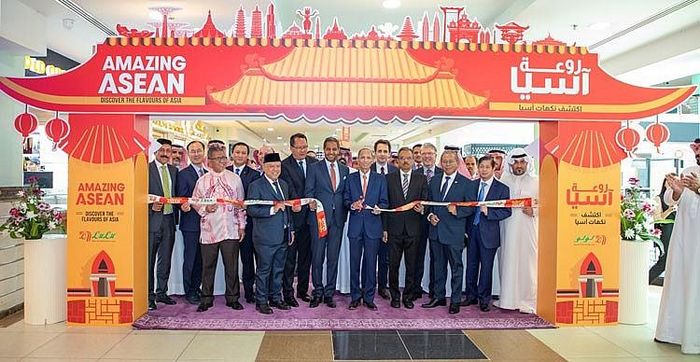 Đại sứ các nước ASEAN và lãnh đạo chuỗi siêu thị Lulu cắt băng khai trương sự kiện
