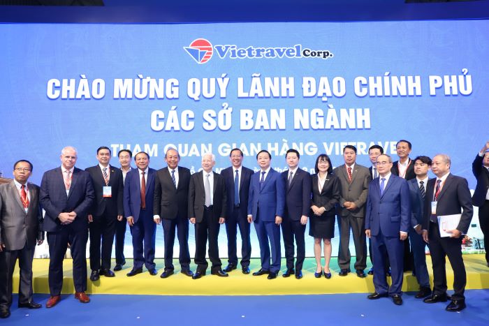 Phó Thủ tướng Chính phủ Trần Hồng Hà chụp cùng các lãnh đạo trung ương và doanh nghiệp ngành du lịch tại