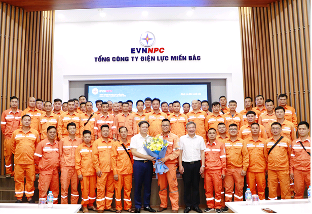 Mr. Nguyen Quang Quan - Director and secretary of the Party Committee, and Mr. Nguyen Anh Tuan - Deputy Director of NPSC presented flowers to congratulate the employees participating in the discharge ceremony.