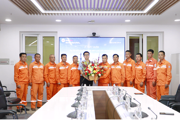 Mr. Tran Tien Nam - Deputy Director and chairman of the NPSC Trade Union gave flowers to congratulate employees.